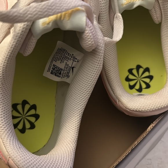 New- 🆕- Never Worn- Light Pink with White. Gum is different color. Box no lid. - Picture 2 of 5